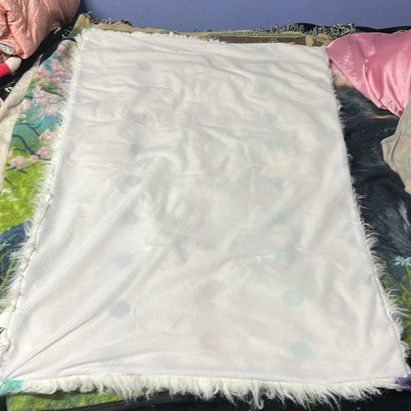 FUZZY RUG - Picture 3 of 3